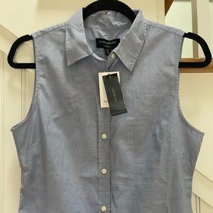 Banana Republic women’s small size 4 sleeveless dress shirt. NWT